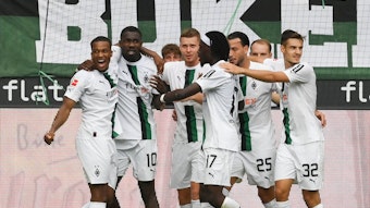 Alassane Plea, Marcus Thuram, Nico Elvedi, Manu Koné, Ramy Bensebaini und Florian Neuhaus (v. l.) von Borussia Mönchengladbach beim Torjubel am 6. August 2022.