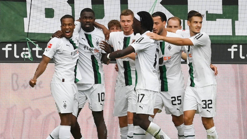 Alassane Plea, Marcus Thuram, Nico Elvedi, Manu Koné, Ramy Bensebaini und Florian Neuhaus (v. l.) von Borussia Mönchengladbach beim Torjubel am 6. August 2022.
