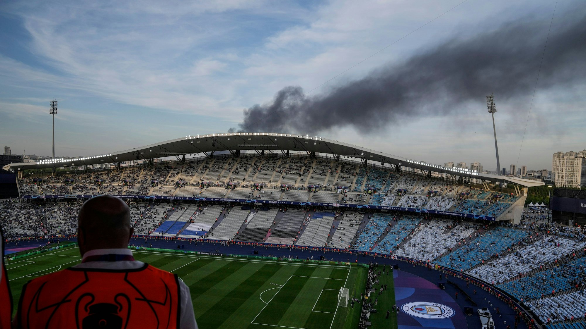 Vor dem Finale der Champions League sind dunkle Rauchwolken am Atatürk-Stadion zu sehen.