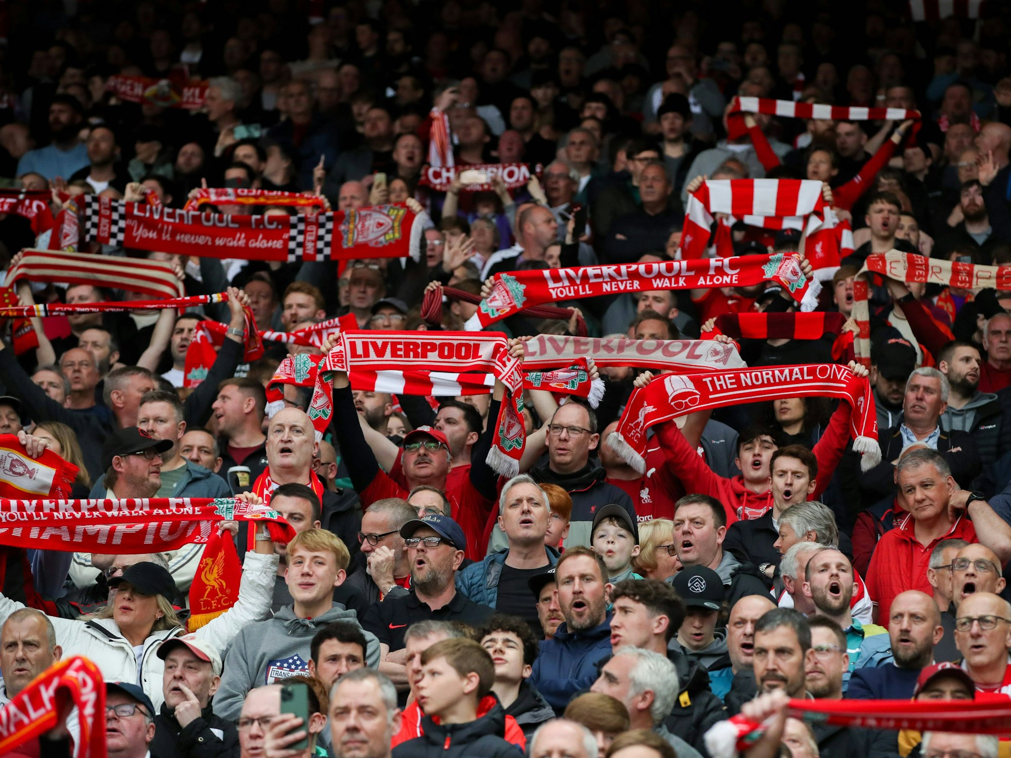 Die Fans des FC Liverpool beim Premiere-League-Spiel gegen Brentford am 6. Mai 2023.
