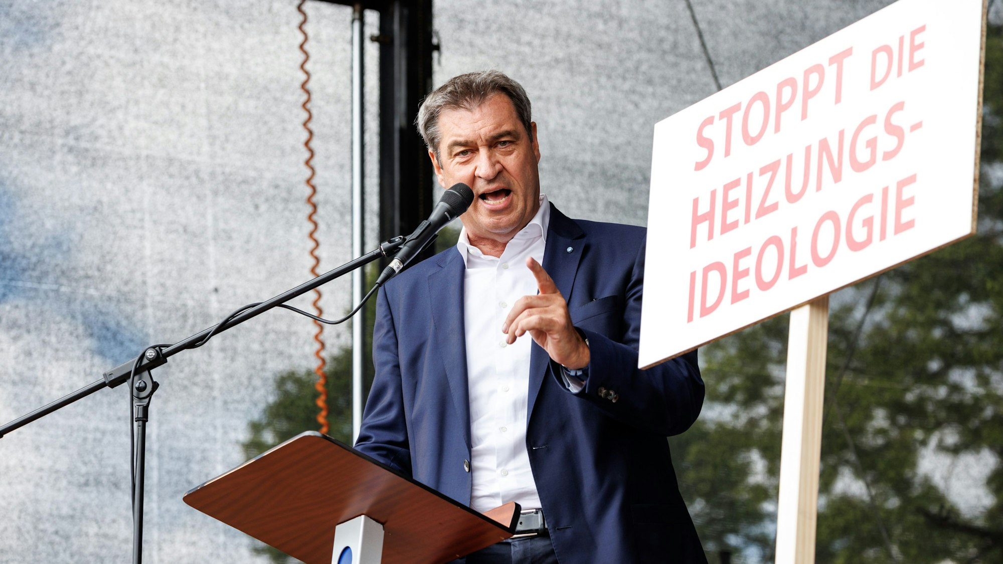 10.06.2023, Bayern, Erding: Markus Söder (CSU), Parteivorsitzender und Ministerpräsident von Bayern, spricht bei einer Demonstration gegen die Klima-Politik der Ampelregierung unter dem Motto ·Stoppt die Heizungsideologie·. Foto: Matthias Balk/dpa +++ dpa-Bildfunk +++