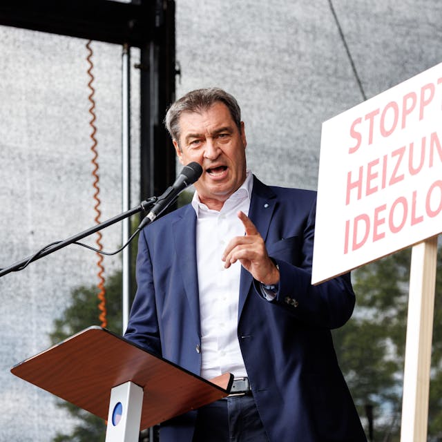 Markus Söder (CSU), Parteivorsitzender und Ministerpräsident von Bayern, spricht bei einer Demonstration gegen die Klima-Politik der Ampelregierung unter dem Motto „Stoppt die Heizungsideologie“.