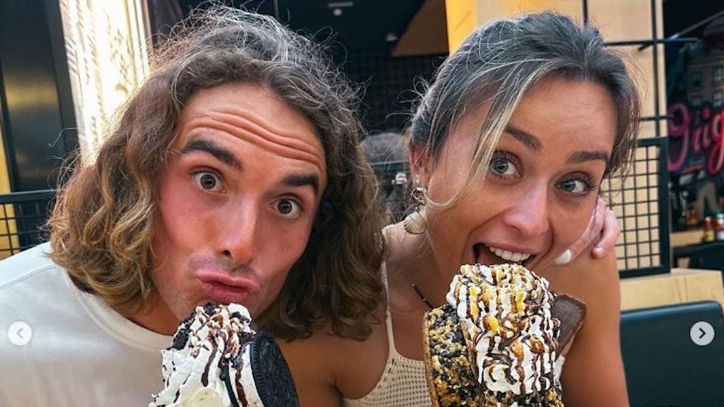 Stefanos Tsitsipas und Paula Badosa posieren gemeinsam für ein Instagram-Foto, vor beiden steht jeweils ein großer Eisbecher.