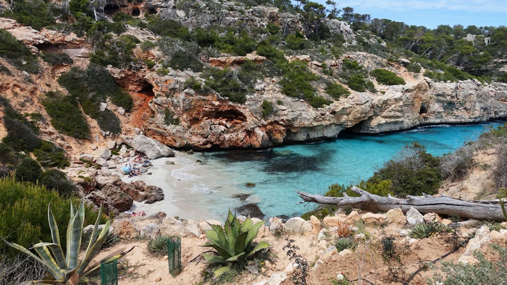 Die Bucht Caló des Moro mit türkisem Meer auf Mallorca.