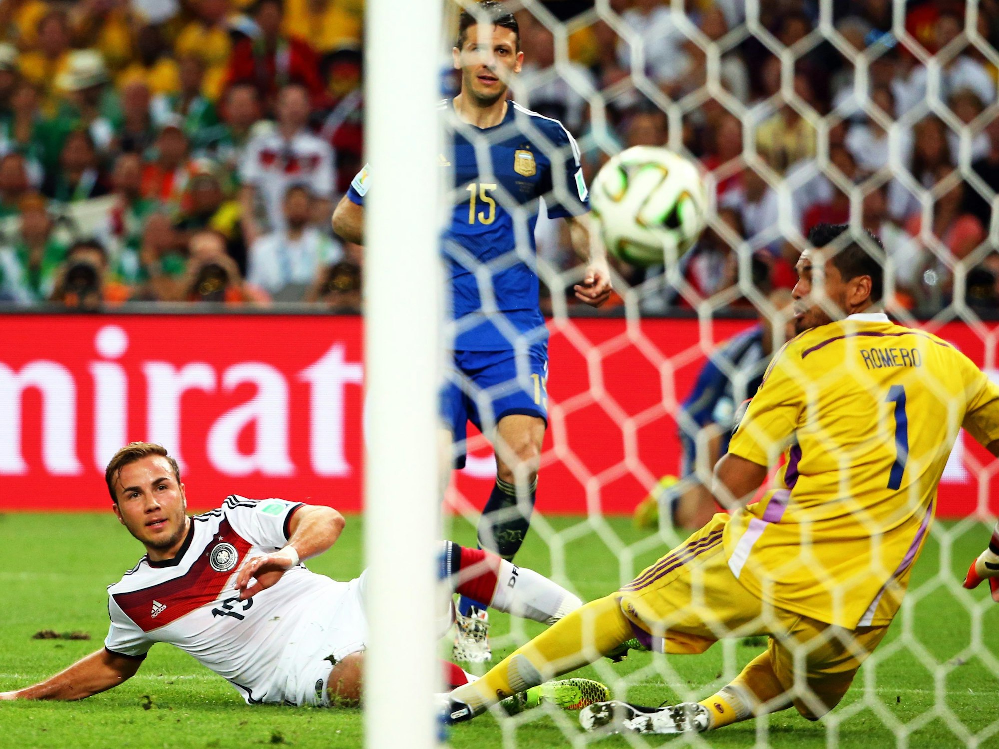 Mario Götze schießt das 1:0 gegen Argentinien im WM-Finale 2014.