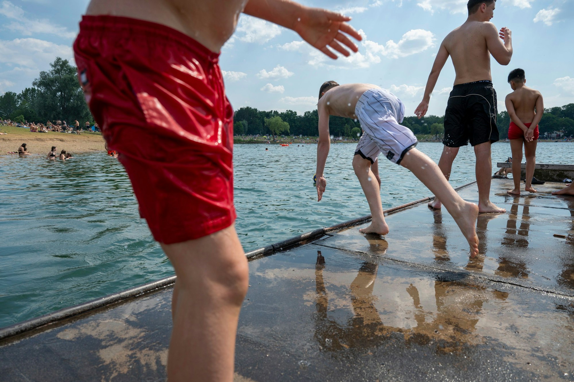 Ein Junge springt in den Fühlinger See.