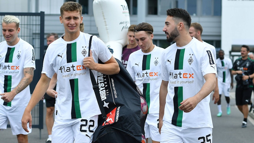 Oscar Fraulo (l.) unterhält sich vor einer Trainings-Einheit von Borussia Mönchengladbach am 26. Juni 2022 mit Jacob Italiano.