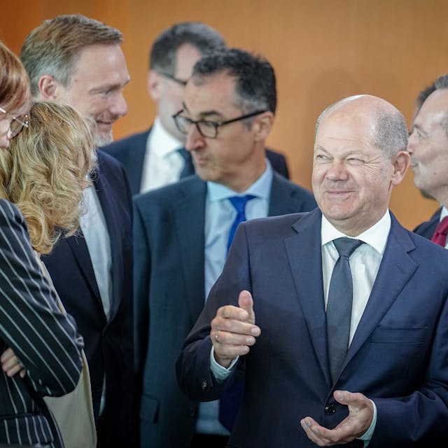 Bundeskanzler Olaf Scholz (2.v.r, SPD) mit Bettina Stark-Watzinger (l-r, FDP), Steffi Lemke (Bündnis 90/Die Grünen), Christian Lindner (FDP), Cem Özdemir (Bündnis 90/Die Grünen) und Volker Wissing (FDP), bei einer Sitzung des Kabinetts.