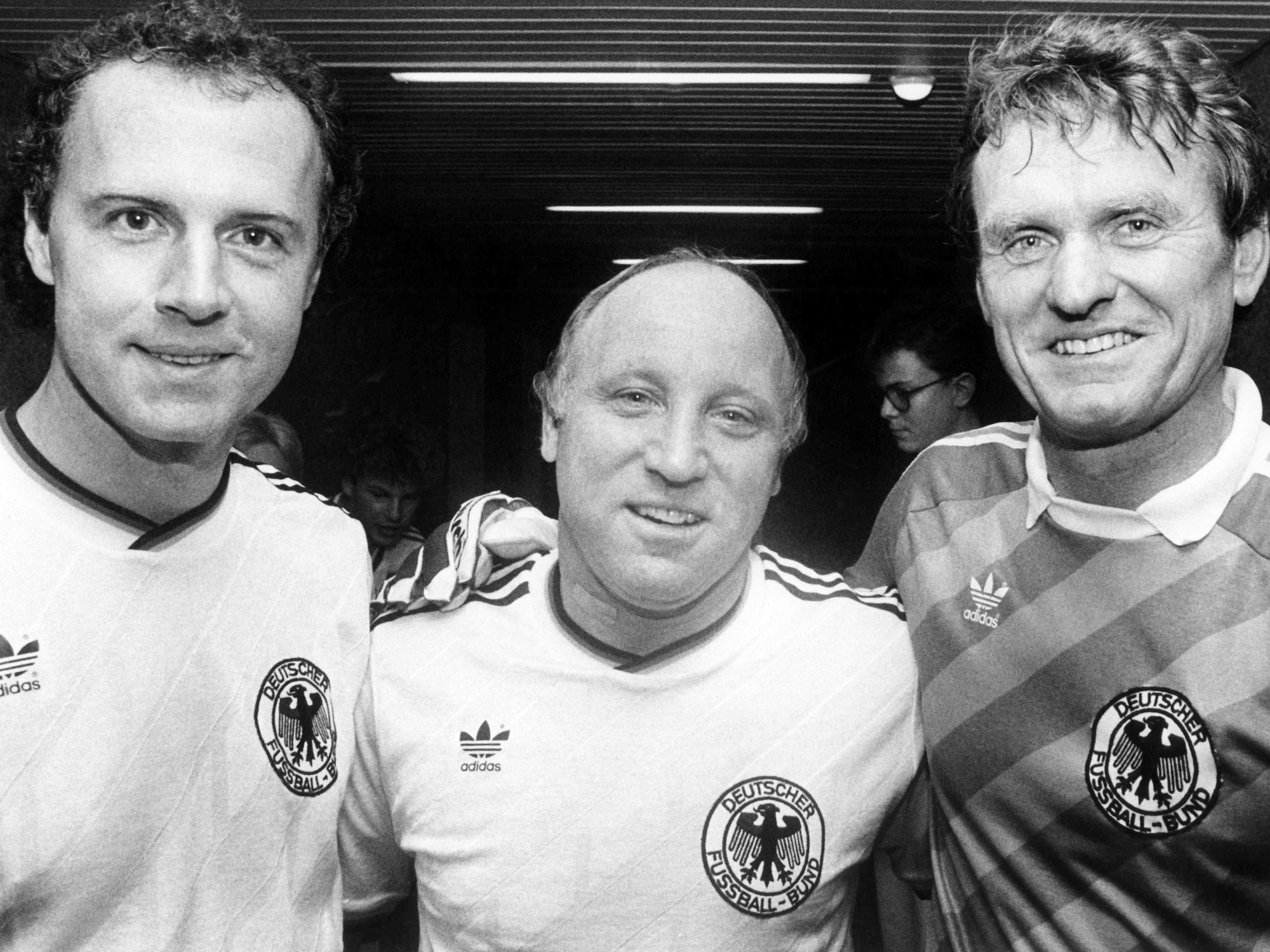 Uwe Seeler lächelt mit Franz Beckenbauer und Sepp Maier.