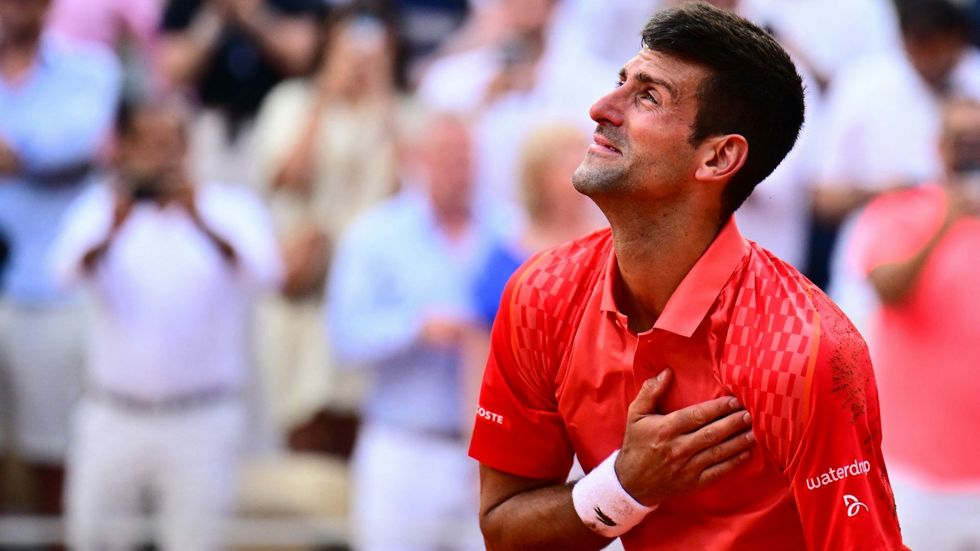 Novak Djokovic bedankt sich beim Publikum, er hat Tränen in den Augen.