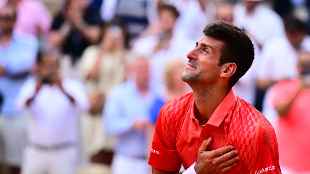 Novak Djokovic bedankt sich beim Publikum, er hat Tränen in den Augen.