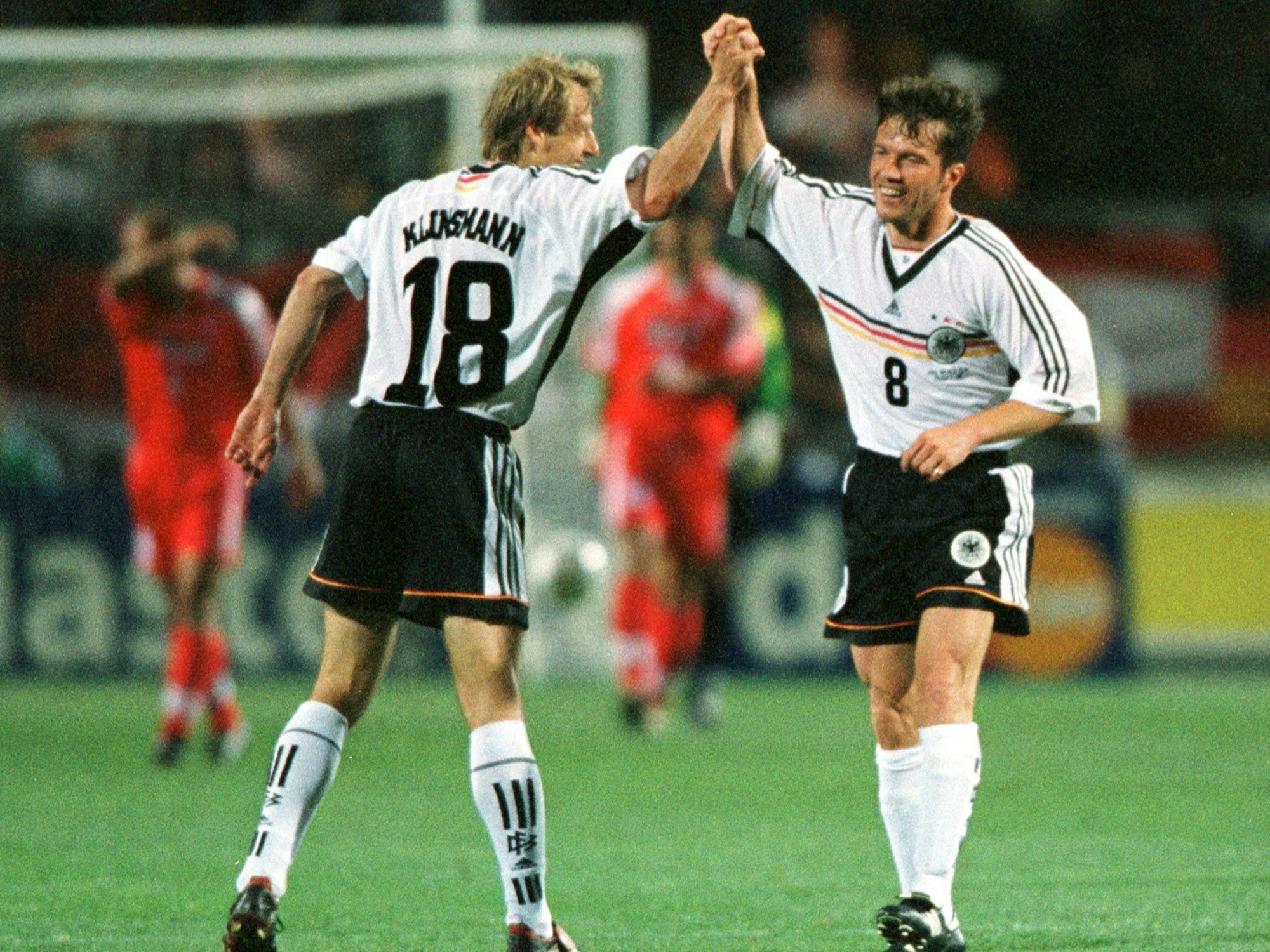 Lothar Matthäus beglückwünscht Jürgen Klinsmann zu seinem Treffer.