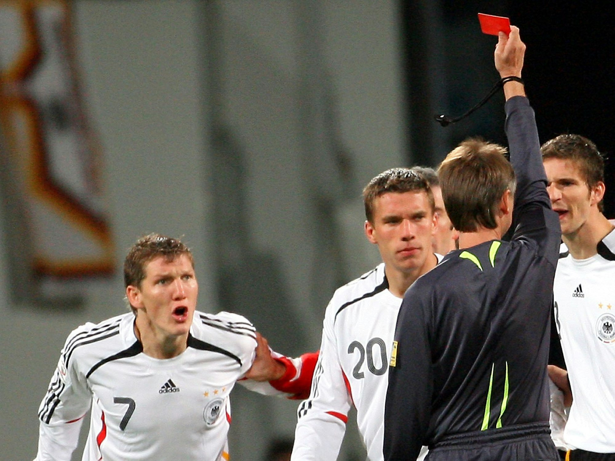 Lukas Podolski sieht die Rote Karte.