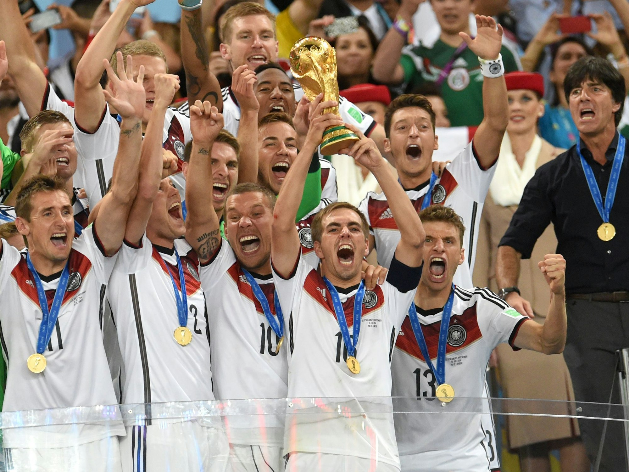 Die deutsche Nationalmannschaft stemmt 2014 den WM-Pokal in die Höhe.
