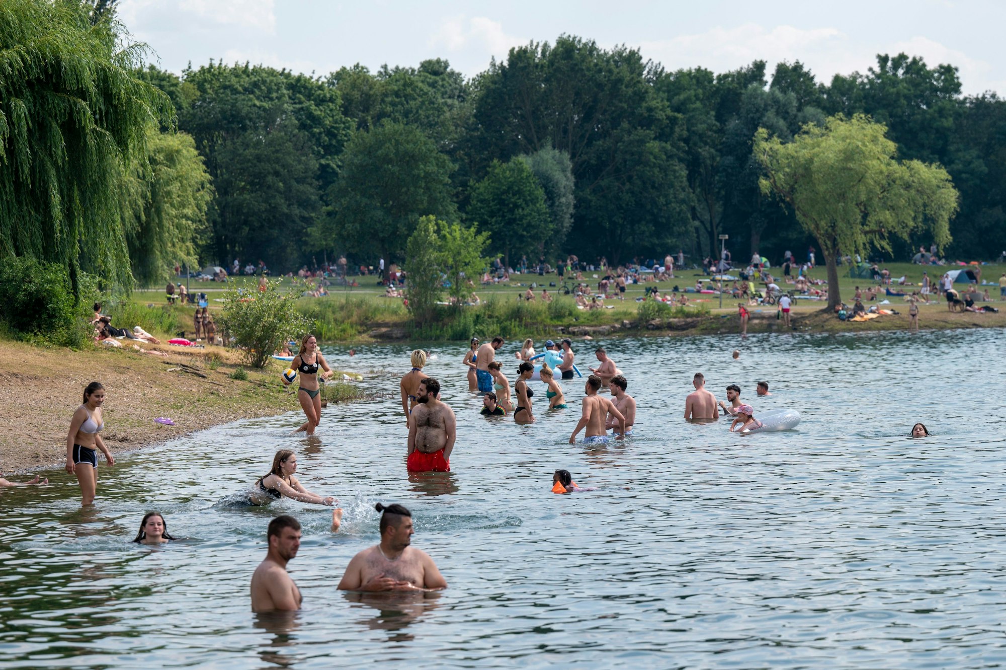 Menschen schwimmen im Fühlinger See.