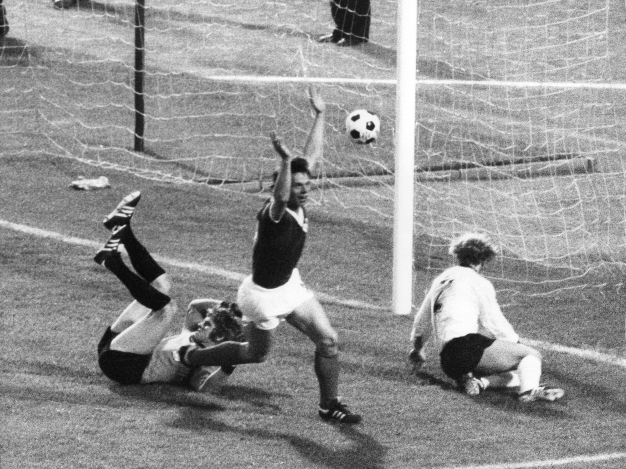 DDR-Stürmer Jürgen Sparwasser jubelt nach seinem Treffer gegen die Bundesrepublik Deutschland.