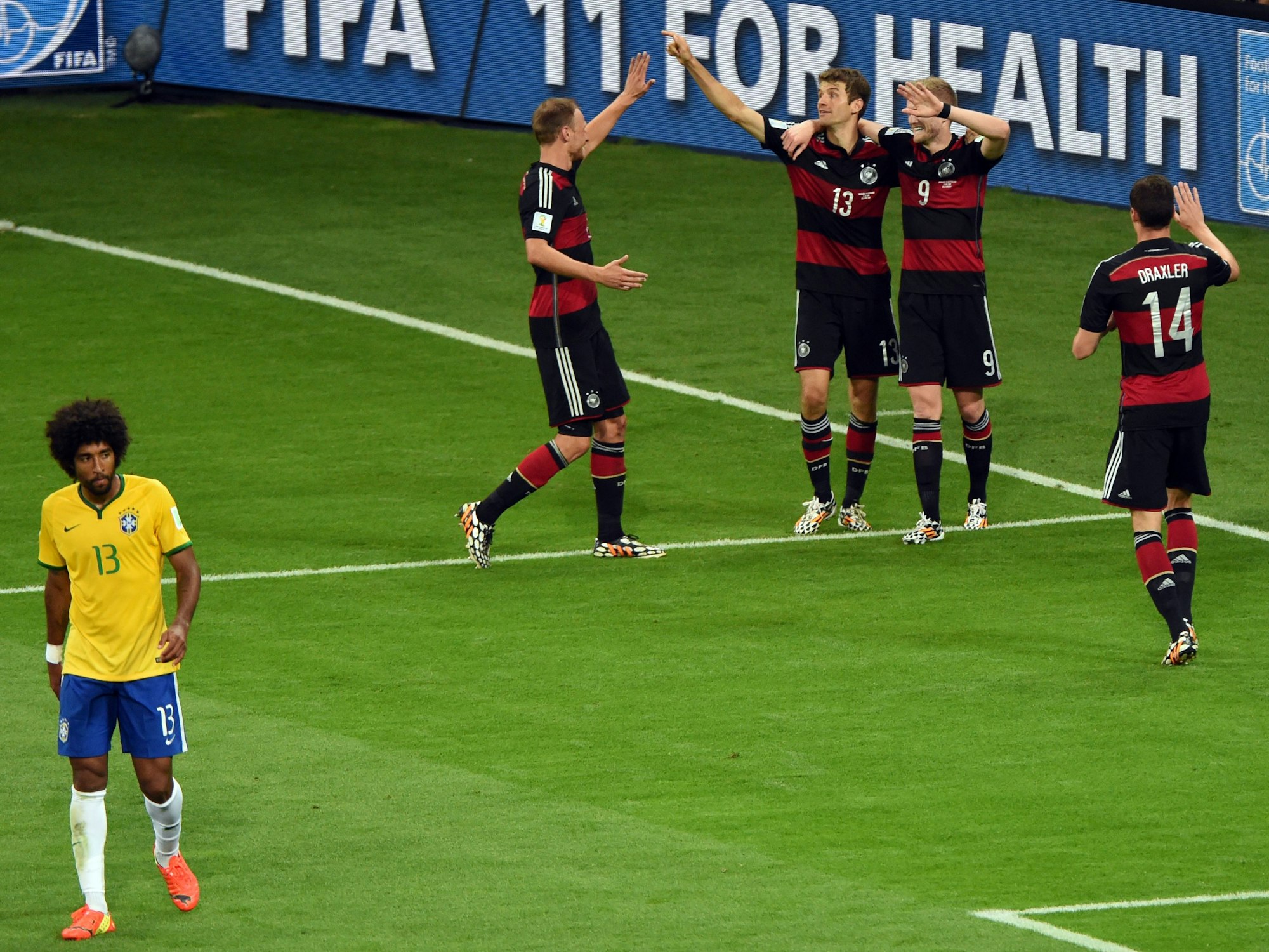 Die deutsche Nationalmannschaft jubelt 2014 nach einem Tor gegen Brasilien.