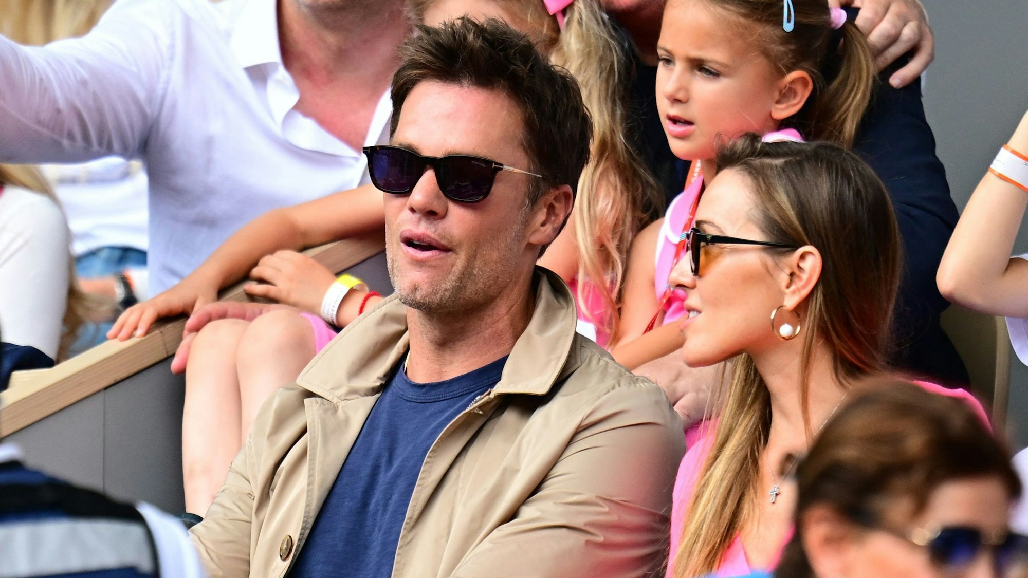 Football-Legende Tom Brady verfolgt das French-Open-Finale an der Seite von Jelena Djokovic.