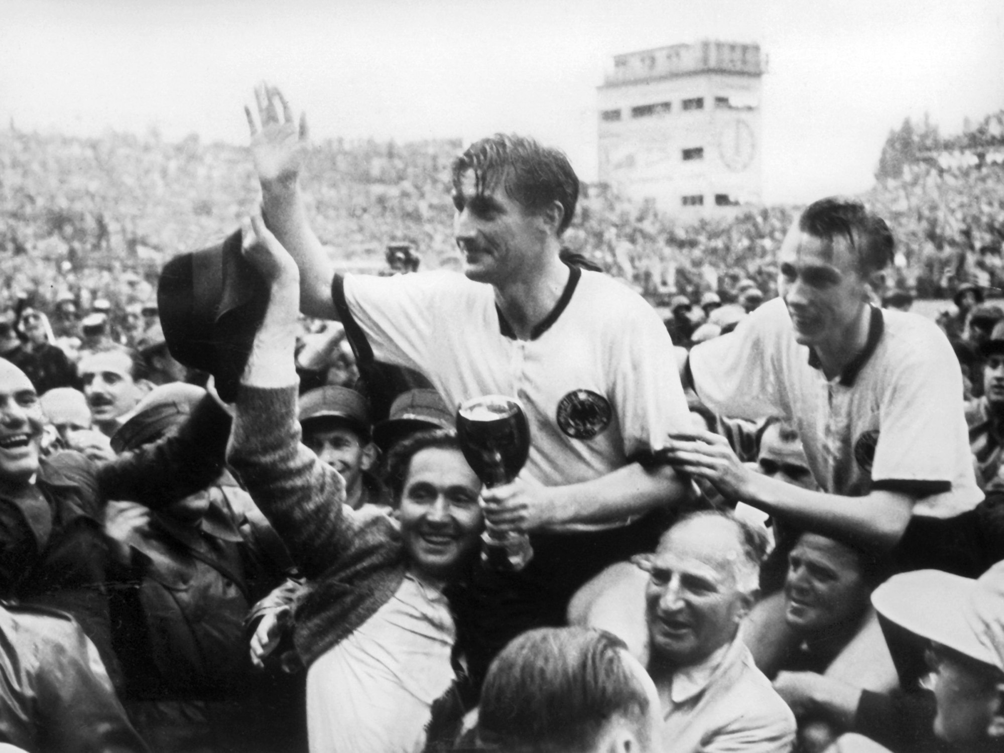 Fritz Walter und Horst Eckel werden 1954 von begeisterten Anhängern vom Spielfeld getragen.