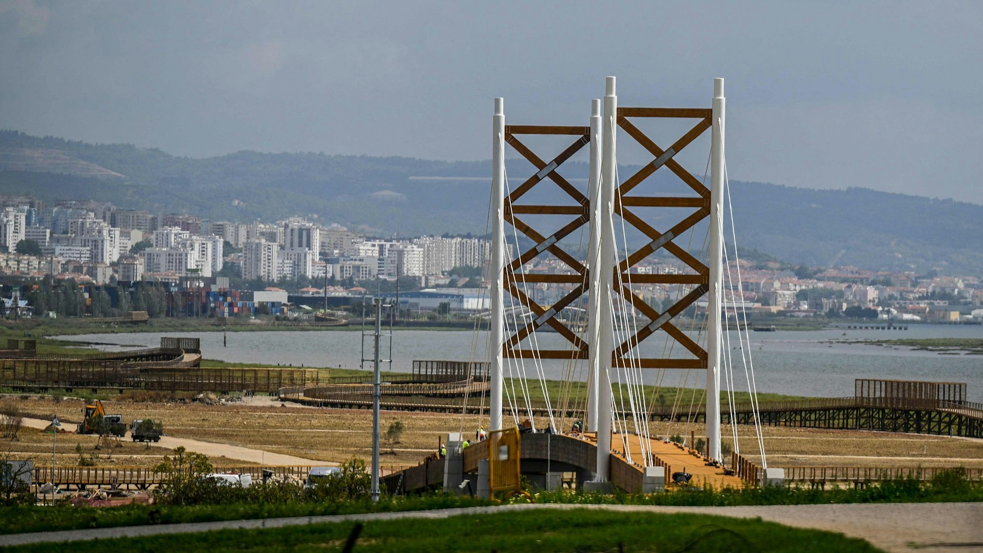 Eine große Fußgängerbrücke gehört zu den Vorbereitungen, die für den Weltjugendtag in Lissabon getroffen werden.
