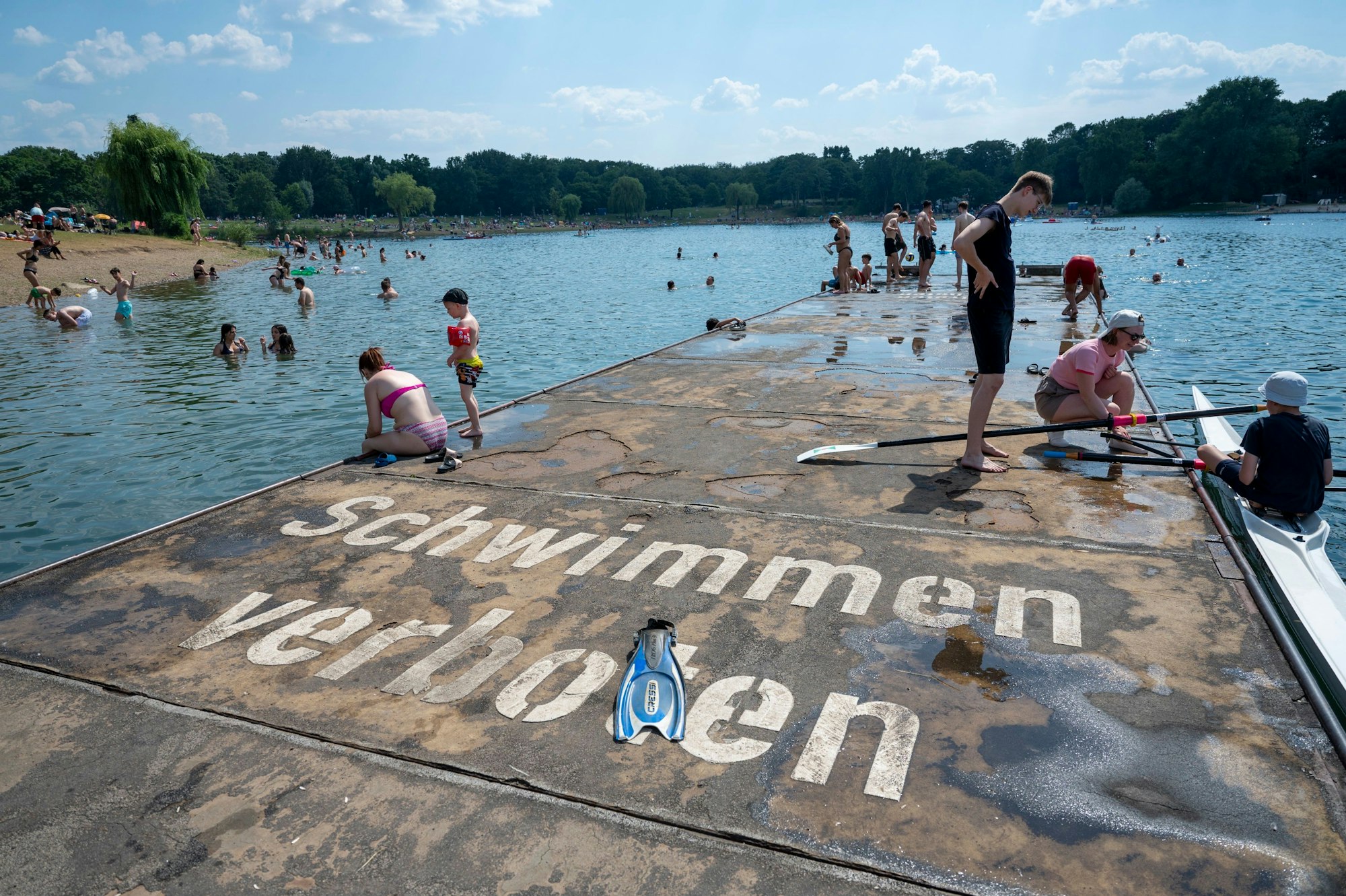 Eine große Schrift macht beim Fühlinger See auf das Schwimm-Verbot aufmerksam.