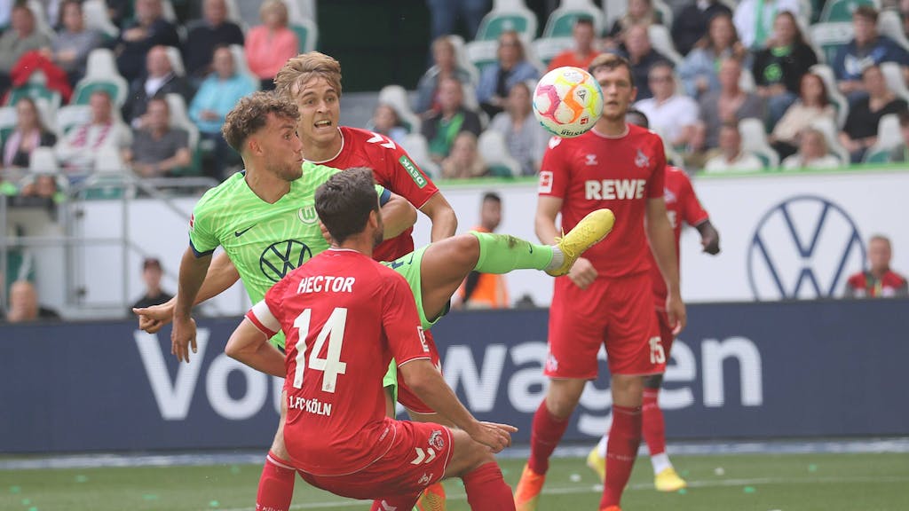 Luca Waldschmidt kämpft gegen den 1. FC Köln um den Ball.