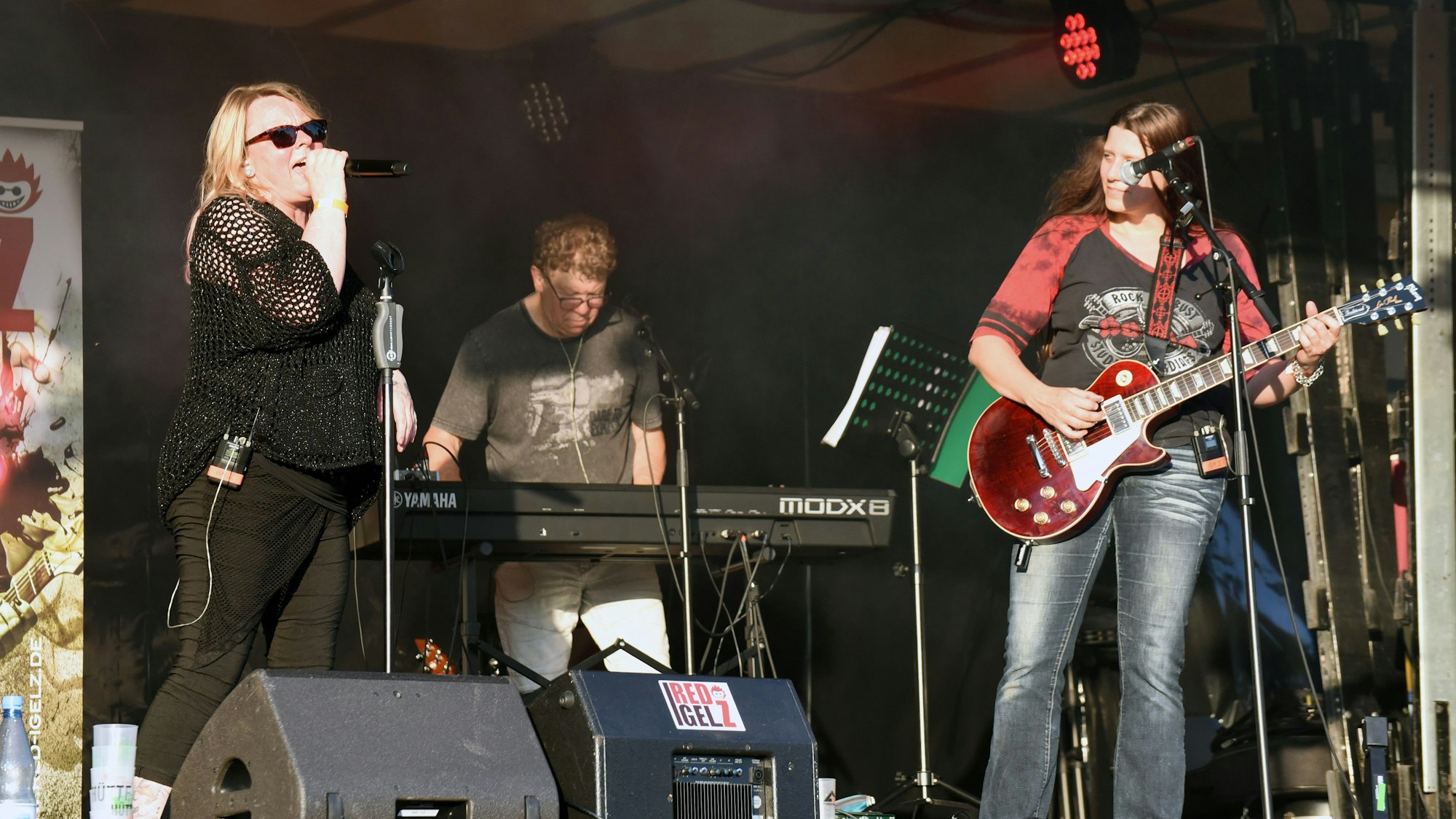 Eine Band spielt auf einer Bühne.