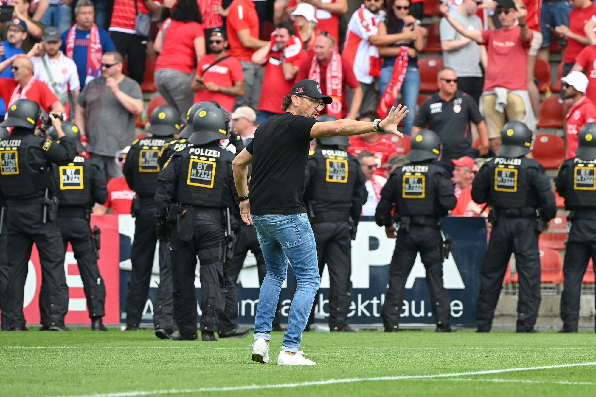 Trainer Claus-Dieter Pele Wollitz (FC Energie Cottbus) gestikuliert auf dem Platz bei den Ausschreitungen der Fans.