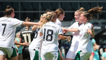 Die Spielerinnen von Borussia Mönchengladbach bejubeln das Tor zum 2:0 von Sarah Schmitz beim Relegations-Hinspiel.