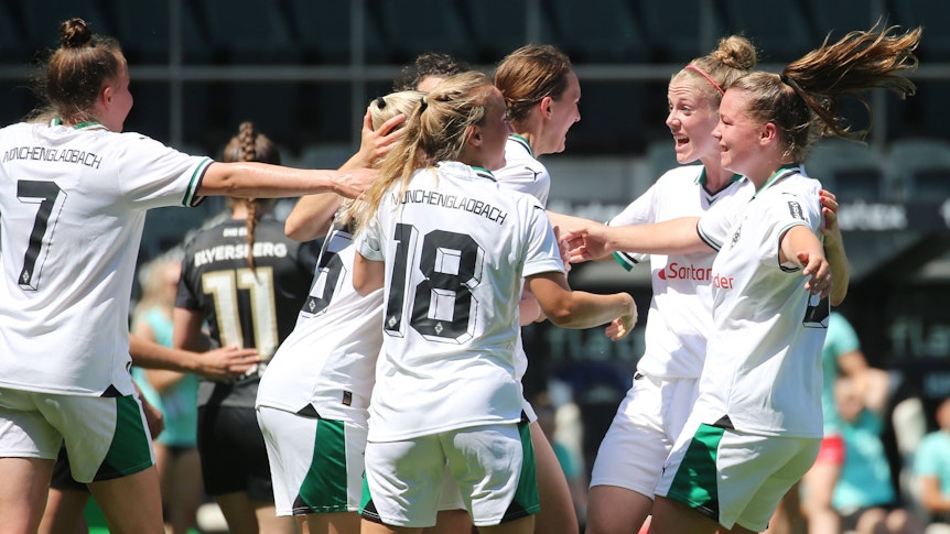 Die Spielerinnen von Borussia Mönchengladbach bejubeln das Tor zum 2:0 von Sarah Schmitz beim Relegations-Hinspiel.