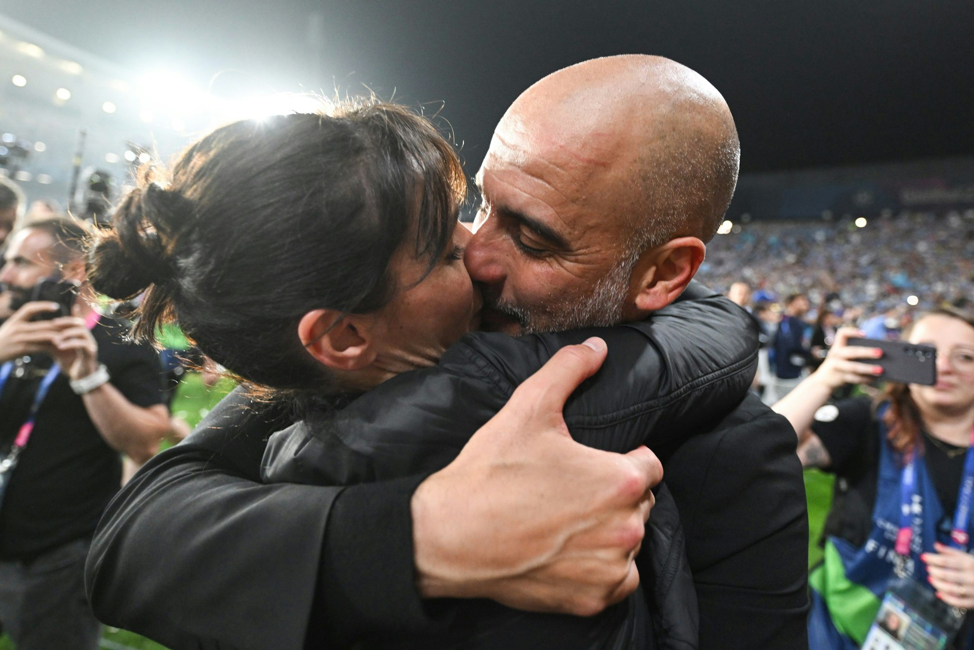 Manchesters Trainer Pep Guardiola küsst nach dem Spiel seine Frau Cristina.