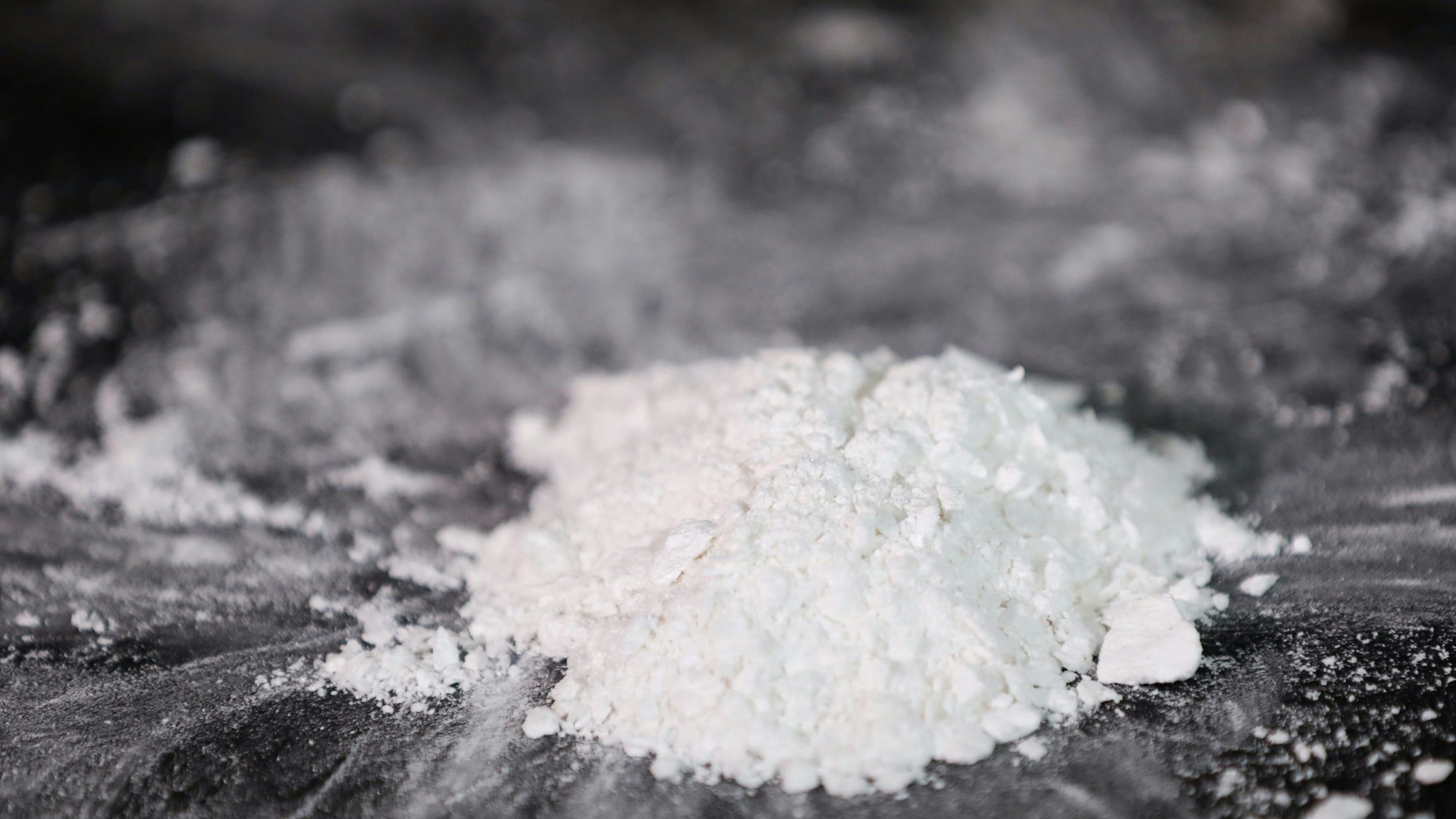 Das Bild zeigt ein weißes Häufchen Kokain auf einen Spiegel.