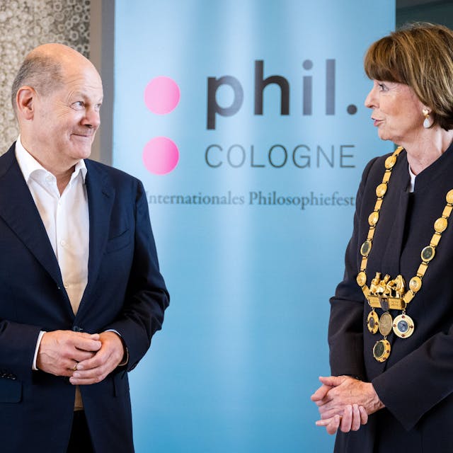 Bundeskanzler Olaf war heute in der Kölner Flora bei einer Veranstaltung der phil.Cologne zu Gast. Oberbürgermeisterin Henriette Reker begrüßte den Bundeskanzler.