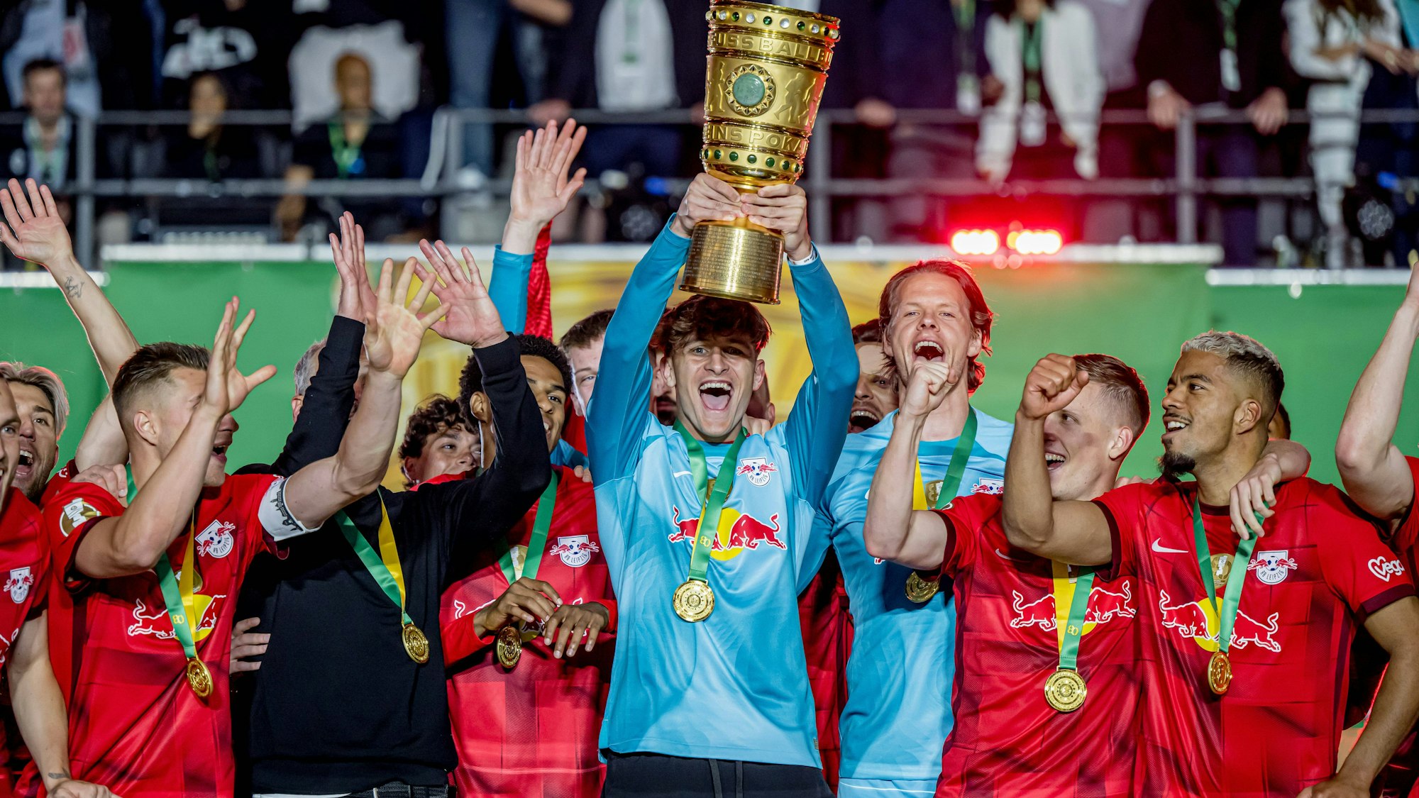 Jonas Nickisch hält den DFB-Pokal in die Höhe.