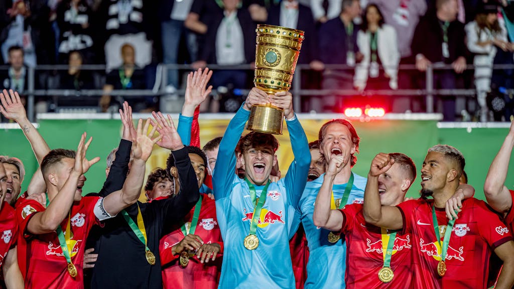 Jonas Nickisch hält den DFB-Pokal in die Höhe.