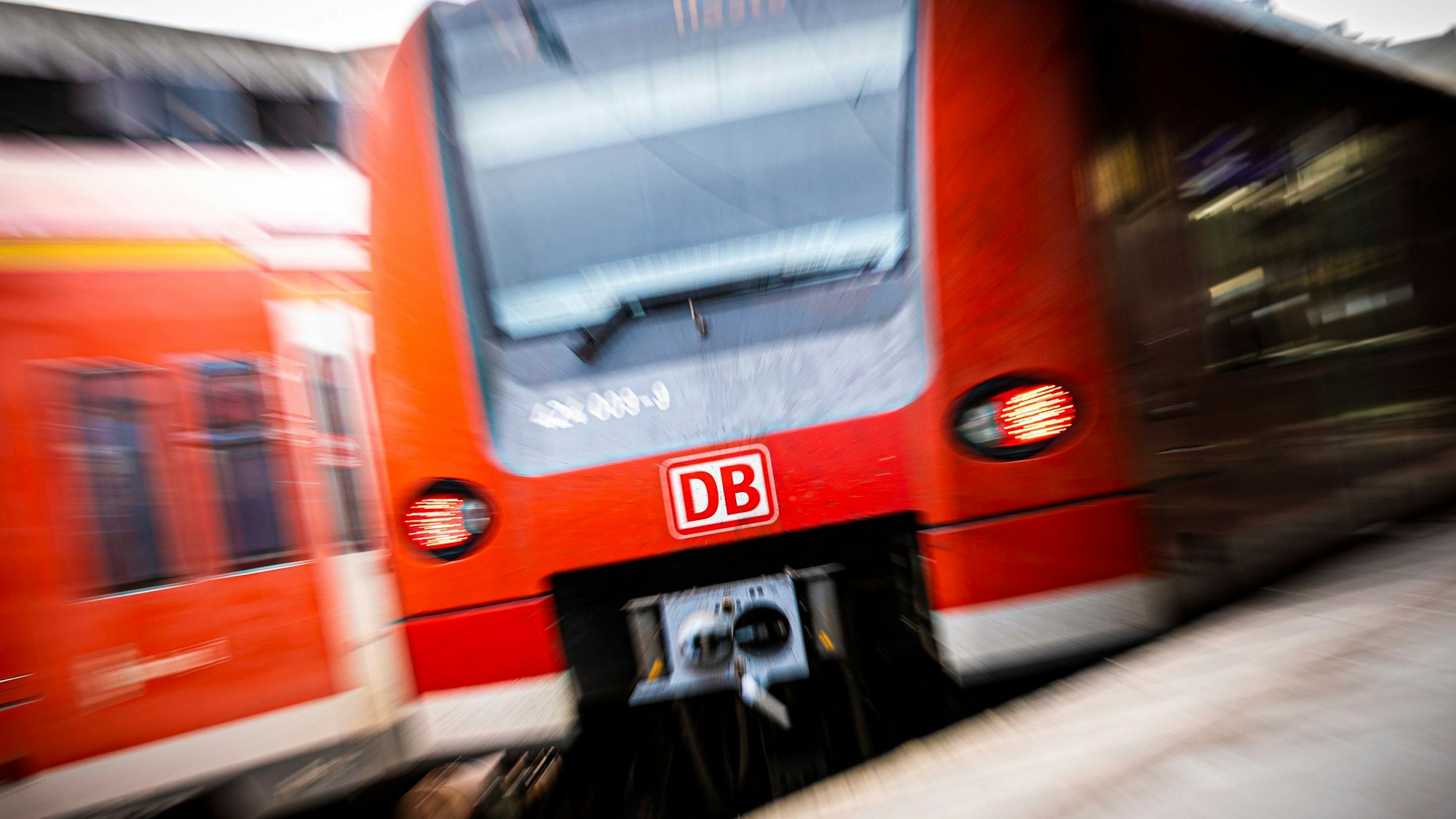 Zwei Regionalbahnen der Deutschen Bahn.