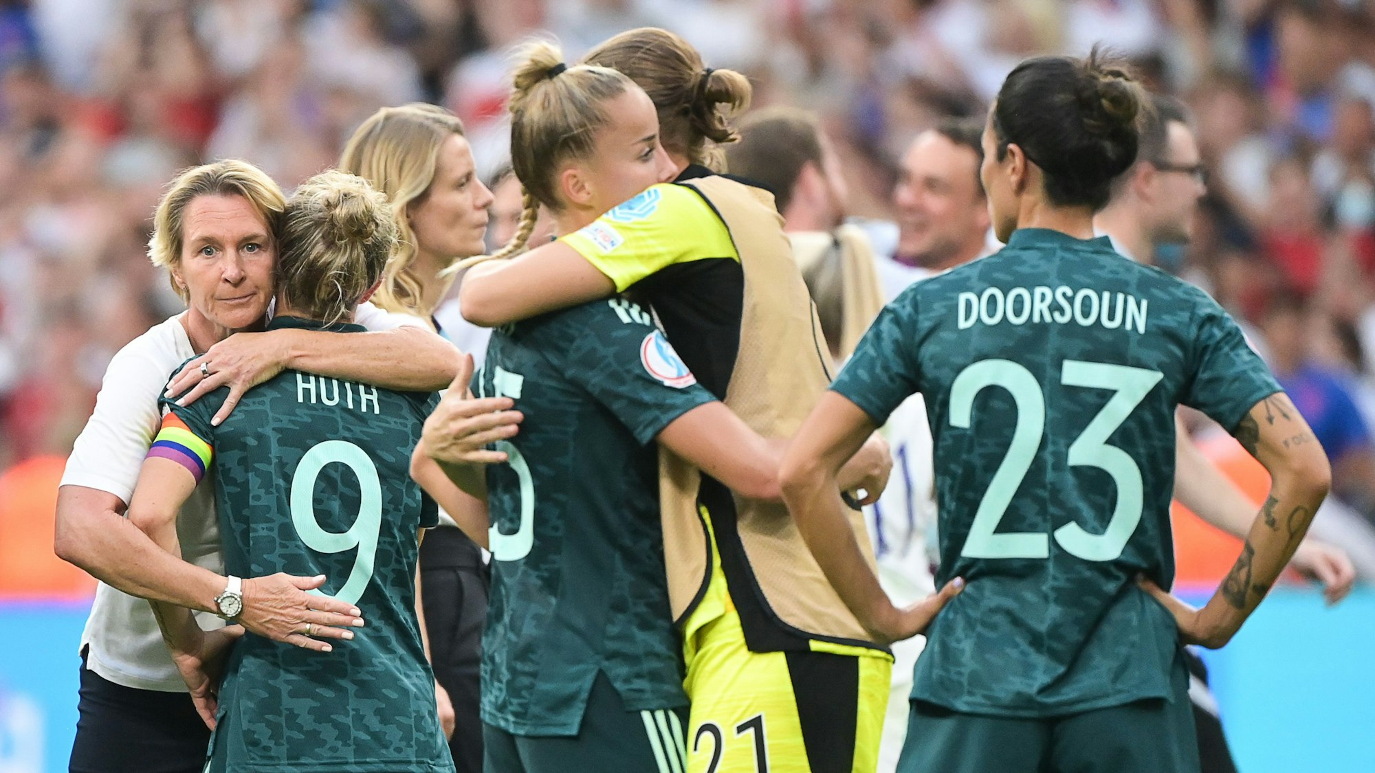 Die Spielerinnen der deutschen Frauen-Nationalmannschaft trösten sich nach dem verlorenen Finale der EM 2022.