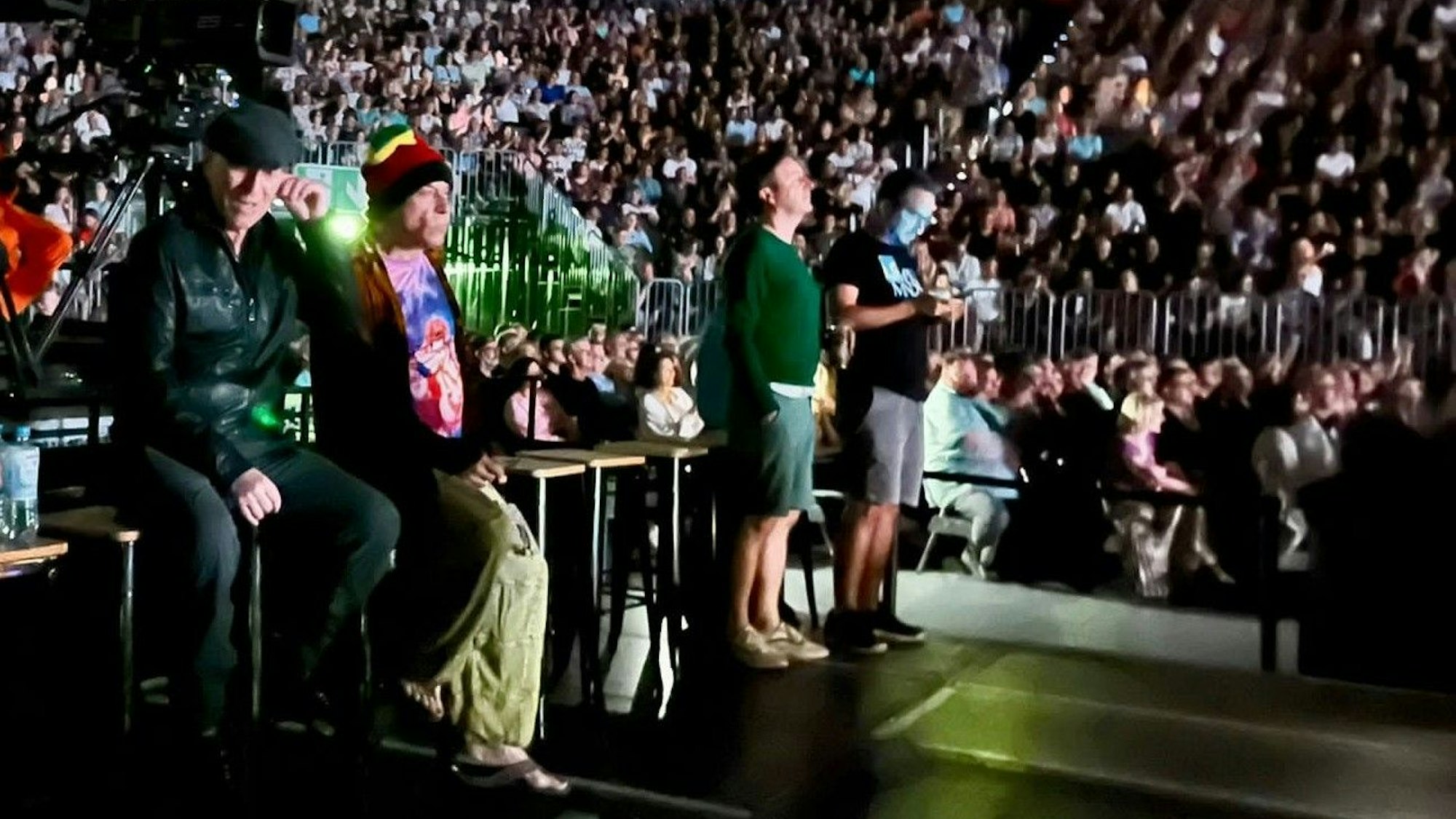 Bruce Springsteen (l.) sitzt mit Gitarrist Little Steven am Mischpult, direkt daneben stehen die Fans Volker und Jan.