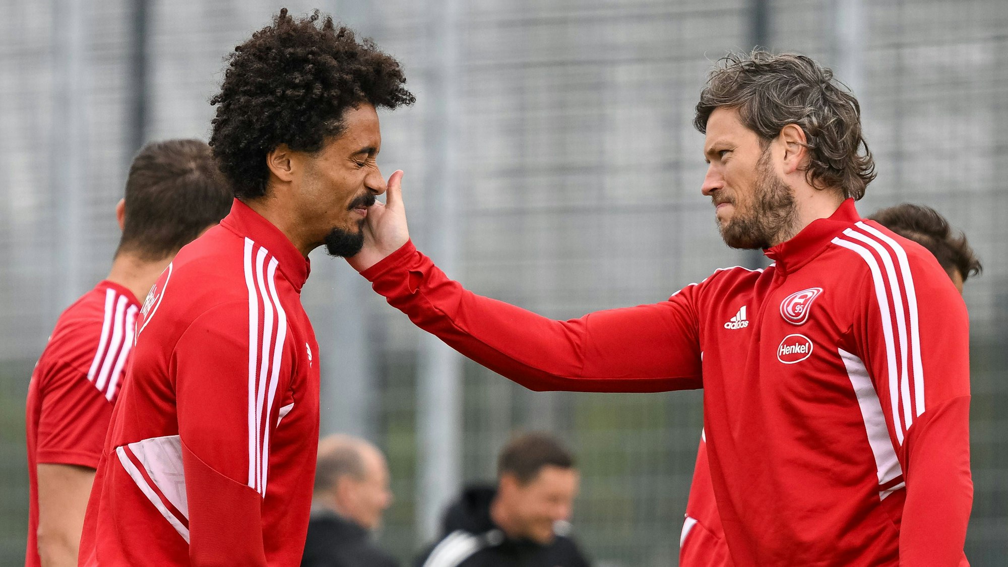 Fortuna Düsseldorfs Emmanuel Iyoha kassiert von Teamkollege Daniel Ginczek eine Trainings-Ohrfeige