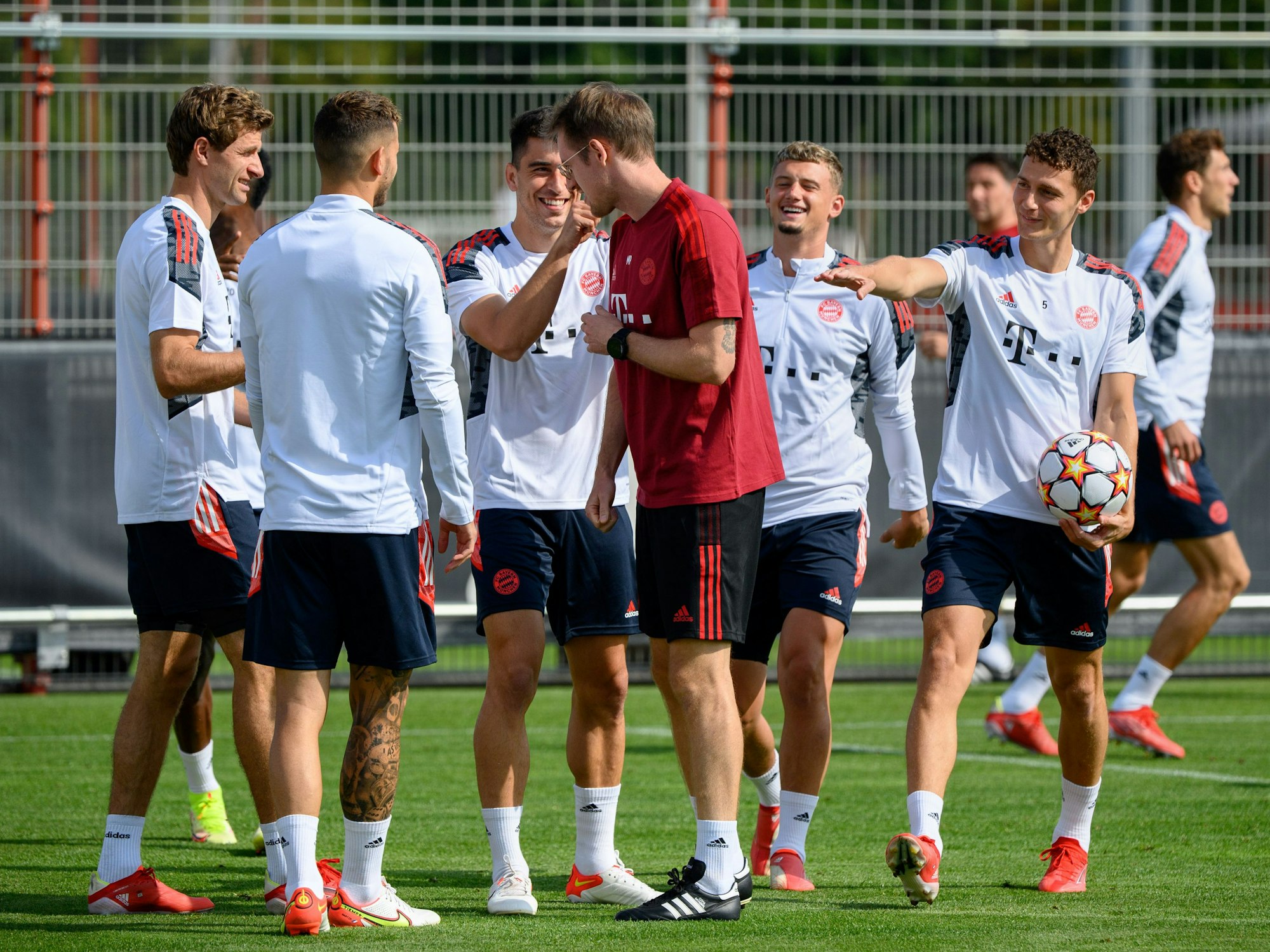 Thomas Müller, Lucas Hernandez, Marc Roca, Michael Cuisance und Benjamin Pavard stehen mit Bayerns Teampsychologen Maximilian Pelka auf dem Trainingsplatz.