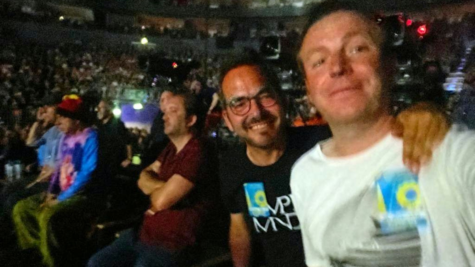 Selfie von den beiden Fans, im Hintergrund sind Little Steven und Bruce Springsteen zu erkennen.