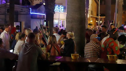 Touristen sitzen dicht an dicht auf einer Terrasse eines Lokals auf der sogenannten Bierstraße. (zu dpa "Nach illegalen Partys: Mallorca schließt Lokale am «Ballermann»") +++ dpa-Bildfunk +++