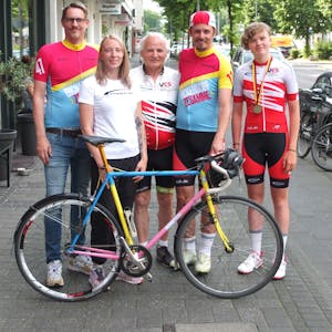 Christoph Kothen, Melanie Schmidt, Artur Tabat, Oliver Zillger und Annamaria Borger stehen vor einem Sportrad.