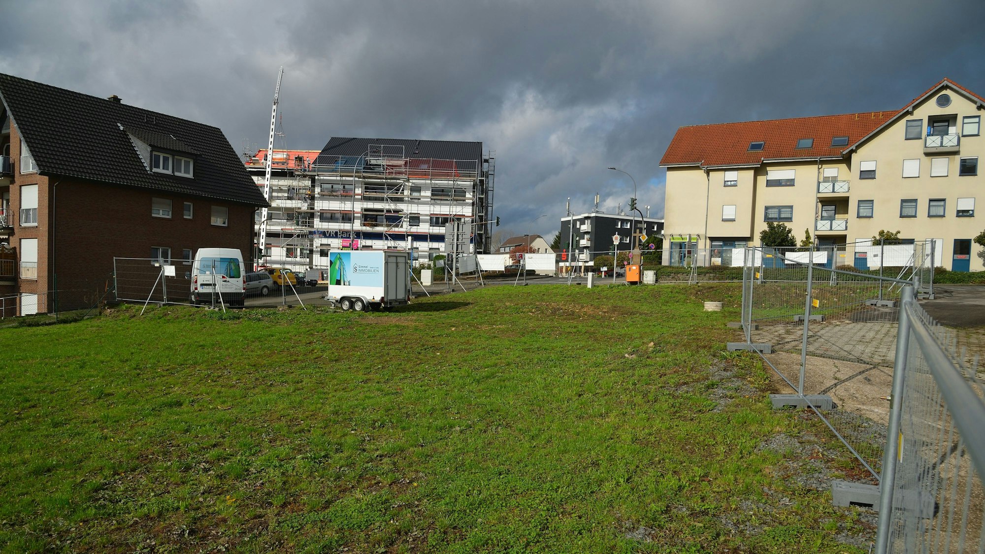 Das Foto zeigt das mögliche Baugelände für das Nahversorgungszentrum in Herkenrath