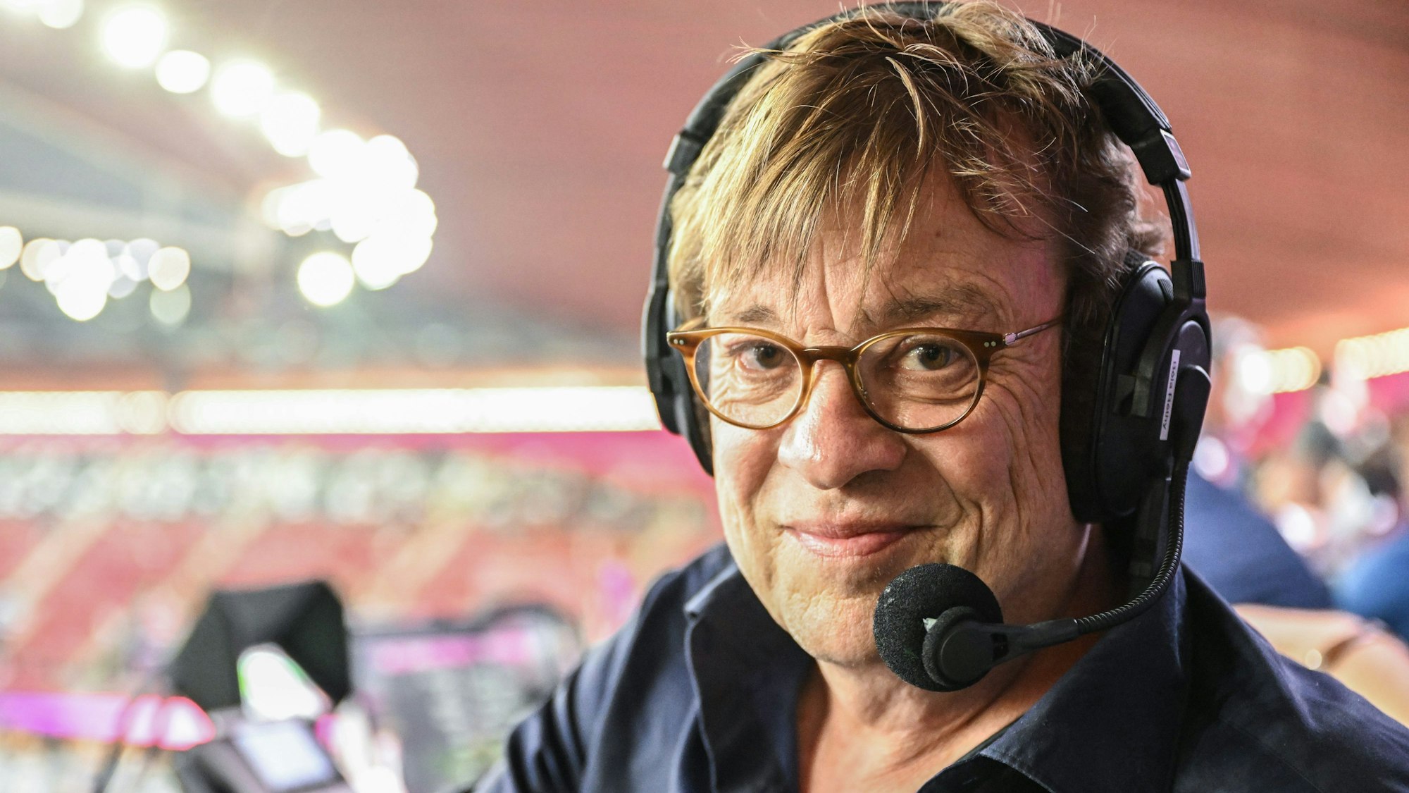 Der deutsche Sportkommentator Béla Réthy vor dem Spiel.