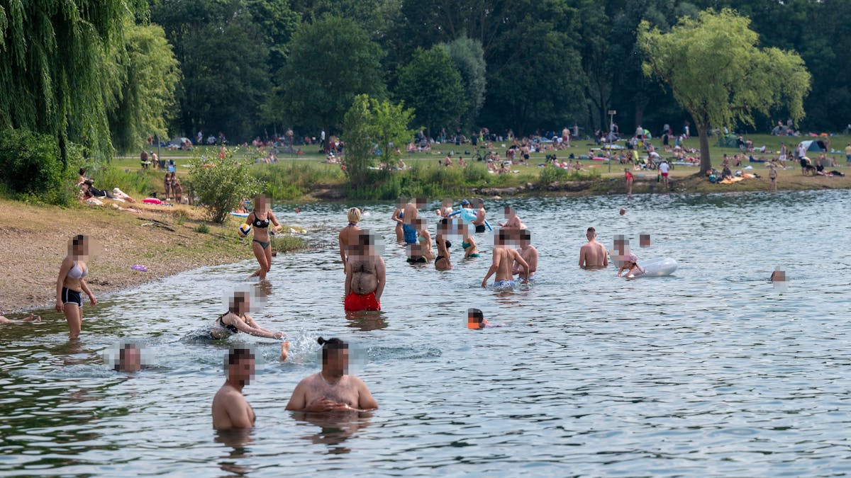 Badende im Fühlinger See – dabei ist es verboten.