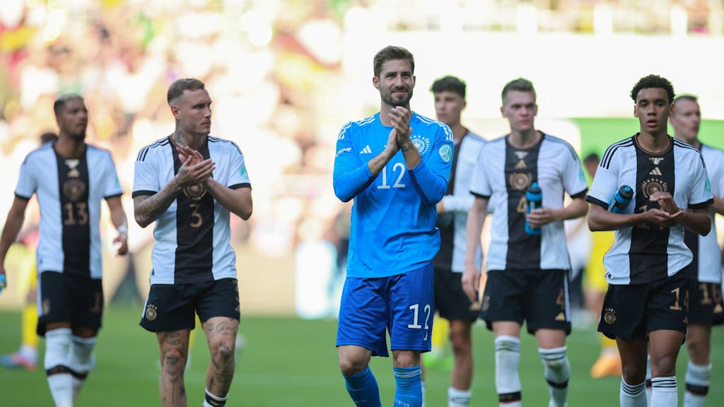 Die DFB-Stars klatschen nach dem Spiel gegen die Ukraine bei Ehrenrunde in Richtung der Fans.