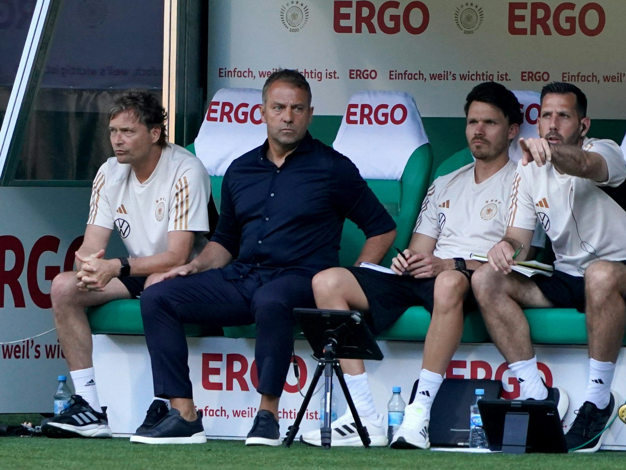 Deutschlands Trainer Hansi Flick (2.v.l.), sitzt neben Deutschlands Assistenztrainer Marcus Sorg (l) auf der Bank.