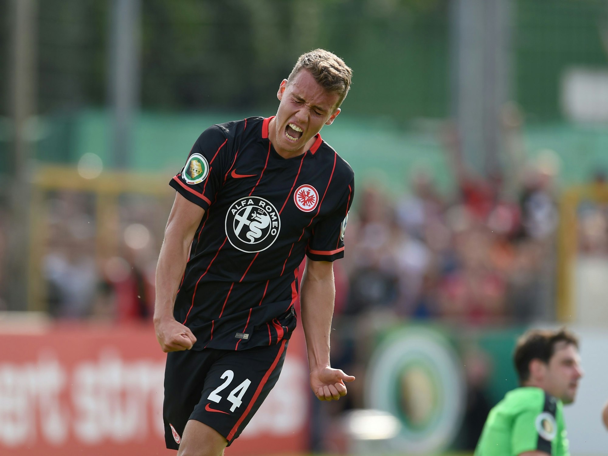 Luca Waldschmidt freut sich über seinen ersten Pflichtspieltreffer im Trikot der Frankfurter Eintracht.