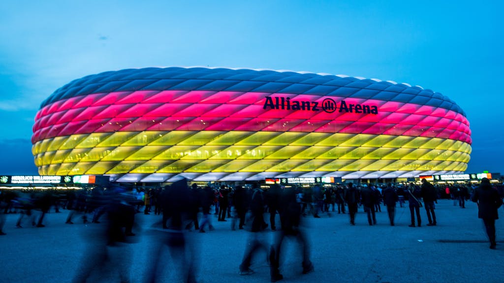 Die Allianz-Arena in München erstrahlt in Deutschland-Farben am 29. März 2016.